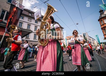 Musiker mit traditionellen deutschen Baritonmessern in typischen Kostümen bei der Sommermesse Eröffnungspartade. Kiliani ist ein großes Volksfest in Bayern. Stockfoto