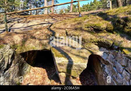 Eingang zu den Felsen bei der Regensteinmühle in Blankenburg in der Sandsteinfelsenlandschaft. Nationalpark Harz. Sachsen-Anhalt, Deutschland Stockfoto