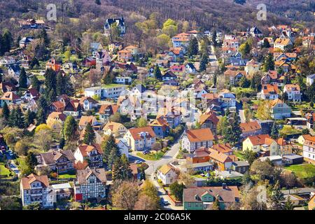 Blick auf die Stadt Wernigerode mit alten und neuen Wohngebäuden. Deutschland Stockfoto