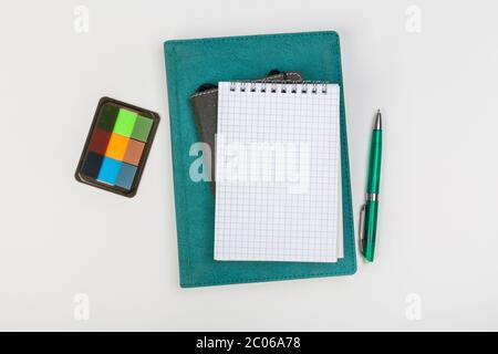 Ein Stapel von mehreren spiralförmigen Schulheften liegt auf einem weißen Tisch mit Bleistift, Bürokonzept Stockfoto