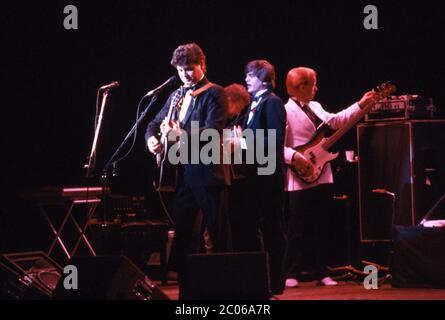 Die Everly Brothers im Konzert im Hammersmith Odeon in London, Großbritannien, am 14. November 1984. Stockfoto