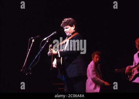 Die Everly Brothers im Konzert im Hammersmith Odeon in London, Großbritannien, am 14. November 1984. Stockfoto