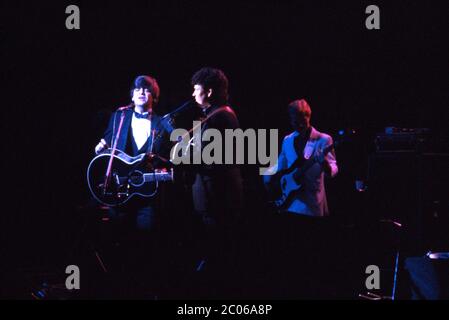 Die Everly Brothers im Konzert im Hammersmith Odeon in London, Großbritannien, am 14. November 1984. Stockfoto