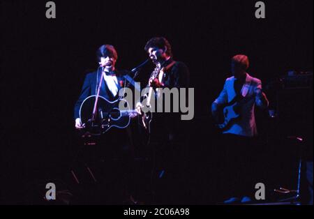 Die Everly Brothers im Konzert im Hammersmith Odeon in London, Großbritannien, am 14. November 1984. Stockfoto