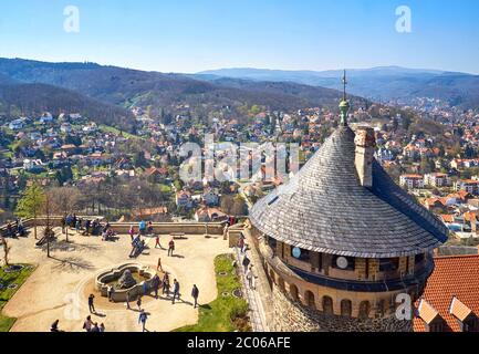 Blick auf den Innenhof mit Turm auf Schloss Wernigerode mit dem Harz und der Stadt im Hintergrund. Deutschland Stockfoto