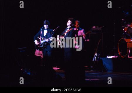 Die Everly Brothers im Konzert im Hammersmith Odeon in London, Großbritannien, am 14. November 1984. Stockfoto