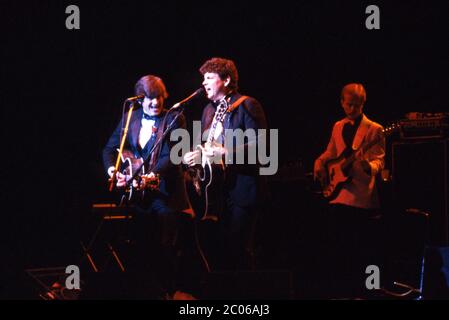 Die Everly Brothers im Konzert im Hammersmith Odeon in London, Großbritannien, am 14. November 1984. Stockfoto