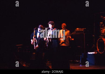 Die Everly Brothers im Konzert im Hammersmith Odeon in London, Großbritannien, am 14. November 1984. Stockfoto