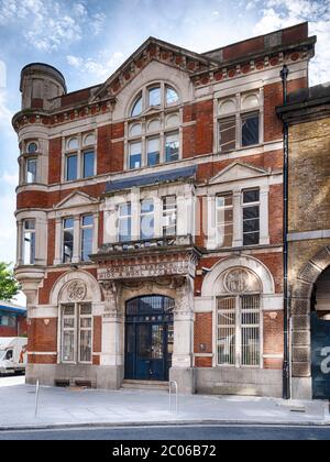 Das Londoner Lederausbau (1878), ehemals Bürogebäude, wurde heute zum Jongleure Public House, Grade II, Bermondsey, umgebaut Stockfoto