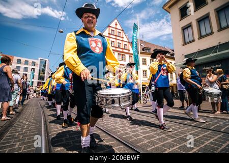 Musiker mit Trommeln der Spielmannszug TSG Musikgruppe aus dem Dorf Estenfeld in typischer Tracht bei der Eröffnungspartade der Kiliani Sommermesse. Stockfoto