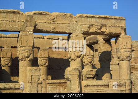 Alte ägyptische Hathor-Skulpturen im Tempel von Dendera Stockfoto