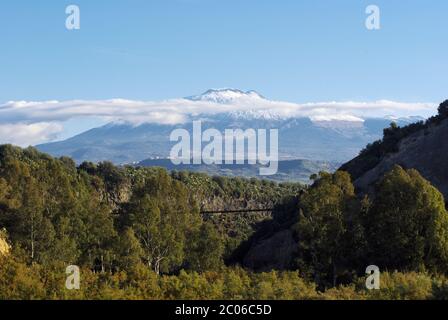 Ätna Berg und niedrige Wolken Landschaft von Sizilien natürliche Wahrzeichen UNESCO (von Süd-westlichen Seite) Stockfoto