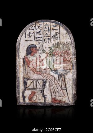Alte ägyptische Ra Stele, Kalkstein, Neues Königreich, 19. Dynastie, (1279-1190 v. Chr.), Deir el-Medina, Ägyptisches Museum, Turin. Schwarzer Hintergrund. Auf diese Stockfoto