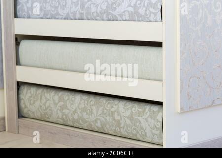 Regale im Laden. Modisch bunt mit einem modernen Design Rollen. Luxus-Tapeten für die Inneneinrichtung. Stockfoto