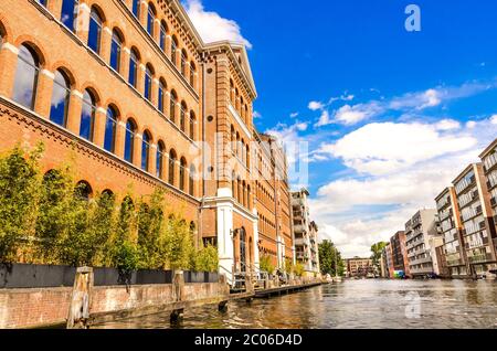 AMSTERDAM, HOLLAND – AUG. 31, 2019: Schöne Aussicht auf die Amsterdamer Grachten mit Brücke und typisch holländischen Häusern. Stockfoto