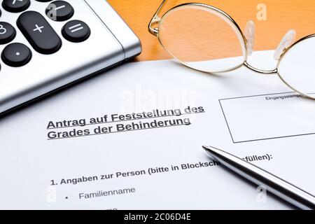 Antrag auf Einstufung des Behindertenniveaus in deutsch: antrag feststellung behinderung. Stockfoto