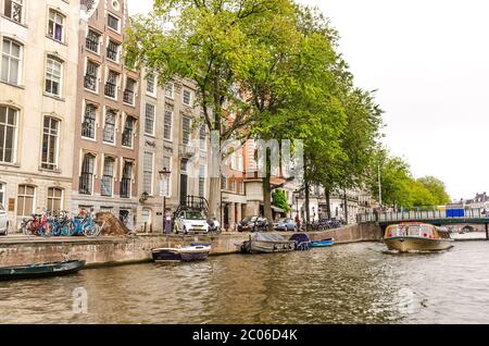 AMSTERDAM, HOLLAND – AUG. 31, 2019: Schöne Aussicht auf die Amsterdamer Grachten mit Brücke und typisch holländischen Häusern. Stockfoto