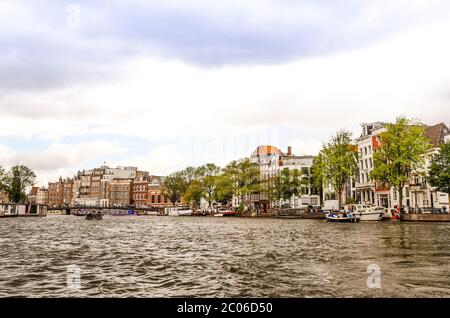 AMSTERDAM, HOLLAND – AUG. 31, 2019: Schöne Aussicht auf die Amsterdamer Grachten mit Brücke und typisch holländischen Häusern. Stockfoto