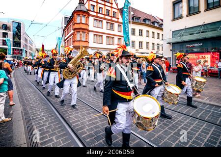 Musikerinnen in Tracht spielen traditionelle blasmusik bei der Eröffnungspartade der Sommermesse. Kiliani ist ein riesiges 2-wöchiges Volksfest in Bayern. Stockfoto