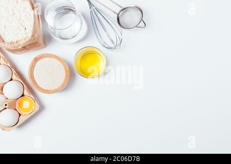 Backzutaten für hausgemachtes Gebäck auf weißem Tisch mit Kopierfläche. Stockfoto