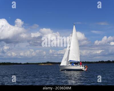 Segeln in den Stockholmer Schären Stockfoto