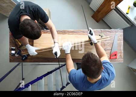 Männer messen die Dicke des Holzwerkstoffes Stockfoto
