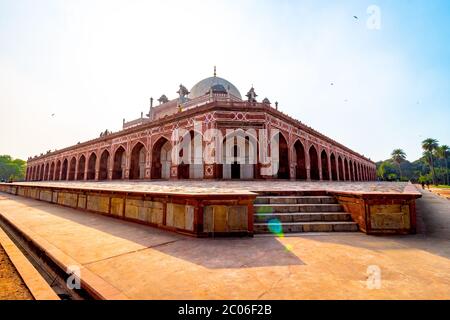 Königliche Ansichten des ersten Gartengrabes auf dem indischen Subkontinent in Neu Delhi, Indien, Asien. Das Grab ist ein hervorragendes Beispiel für persische Architektur. Stockfoto