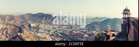 Jaipur in Aravali Hügel, breites Panorama, Indien. Stockfoto