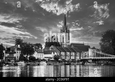 Marlow Brücke und Kirche in schwarz und weiß Stockfoto