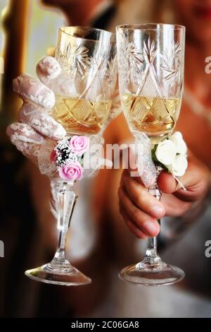 Glas Champagner in der Hand der Braut und Bräutigam Stockfoto