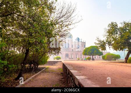 Königliche Ansichten des ersten Gartengrabes auf dem indischen Subkontinent in Neu Delhi, Indien, Asien. Das Grab ist ein hervorragendes Beispiel für persische Architektur. Stockfoto