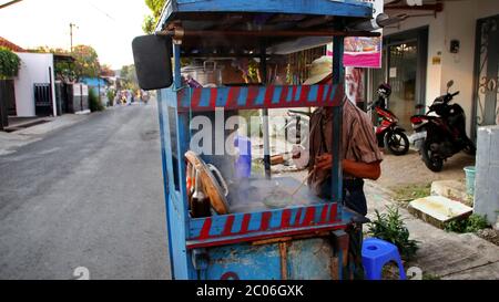 Street Chicken Nudel Verkäufer bereiten Speisekarten auf dem Wagen. Kein Fokus, Rauschen und verschwommenes selektives Fokusbild Stockfoto