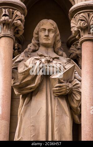 Statue des ehemaligen Bischofs von Worcester Edward Stillingfleet (1635 - 1699). Vor der Kapelle des St John's College, Cambridge. Stockfoto