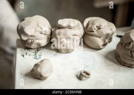 Ein Keramiker, der in einem Studio in der Grafschaft Kerry, Irland, arbeitet. Stockfoto