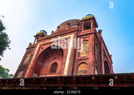 Humayun's Grab in Neu Delhi, Indien. - majestätische Aussicht auf das erste Gartengrab auf dem indischen Subkontinent. Das Grab ist ein hervorragendes Beispiel für Persisch. Stockfoto