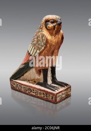 Altägyptischer Holzfalkenvogel, Spätperiode (722-322 v. Chr.), Ägyptisches Museum, Turin. Cat 986. Grauer Hintergrund. Hölzerne Grabmodelle waren ein Ägypter Stockfoto