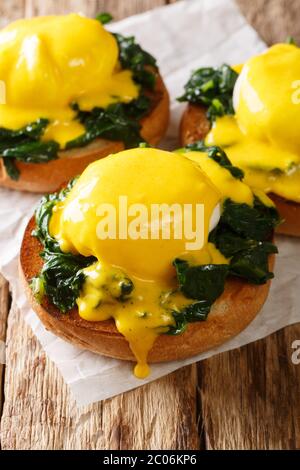 Florentiner Eier aus pochierten Eiern mit Spinat und Hollandaise Sauce auf Brot Nahaufnahme auf dem Tisch. Vertikal Stockfoto