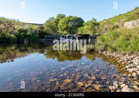 Reflexionen im Fluss Avon in der Nähe der Shipley Bridge und des Avon Dam Stockfoto