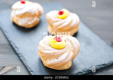 Zeppole San Giuseppe typischen süßen italienischen Neapel mit Mehl und Eiern Stockfoto