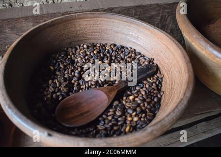 Frisch geröstete Luwak Kaffeebohnen in einer Schüssel auf Bali Indonesia Stockfoto