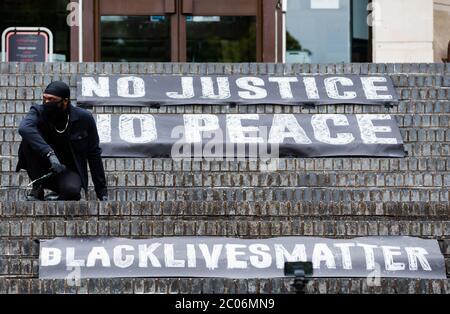 Newport, Wales, Großbritannien. Juni 2020. Der Organisator des BLM march, Andrew Ogun, auf den Stufen des Newport Crown Court während einer 8-minütigen Stille. Hunderte von Menschen schlossen sich dem Protest nach dem Tod von George Floyd, einem 46-jährigen, afroamerikanischen Mann, der während einer Verhaftung durch die Minneapolis-Polizei für angeblich mit einer gefälschten Rechnung starb. Sein Tod hat weltweit riesige Proteste gegen Rassendiskriminierung ausgelöst. Kredit: Tracey Paddison/Alamy Live News Stockfoto