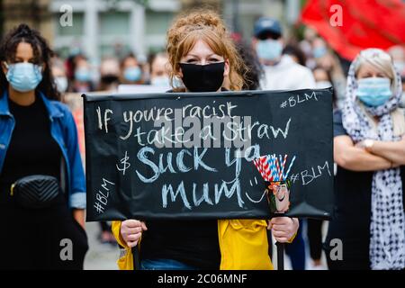 Newport, Wales, Großbritannien. Juni 2020. Hunderte von Menschen schlossen sich dem Protest nach dem Tod von George Floyd, einem 46-jährigen, afroamerikanischen Mann, der während einer Verhaftung durch die Minneapolis-Polizei für angeblich mit einer gefälschten Rechnung starb. Sein Tod hat weltweit riesige Proteste gegen Rassendiskriminierung ausgelöst. Kredit: Tracey Paddison/Alamy Live News Stockfoto