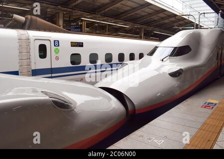 Japanischer Hochgeschwindigkeitszug Nozomi Shinkansen am Bahnhof Tokio in Japan Stockfoto