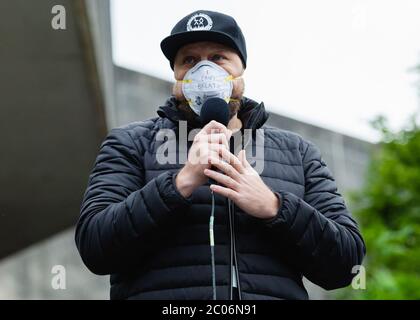 Newport, Wales, Großbritannien. Juni 2020. Ein Redner spricht die Menge beim Black Lives Matter march in Newport an. Hunderte von Menschen schlossen sich dem Protest nach dem Tod von George Floyd, einem 46-jährigen, afroamerikanischen Mann, der während einer Verhaftung durch die Minneapolis-Polizei für angeblich mit einer gefälschten Rechnung starb. Sein Tod hat weltweit riesige Proteste gegen Rassendiskriminierung ausgelöst. Kredit: Tracey Paddison/Alamy Live News Stockfoto