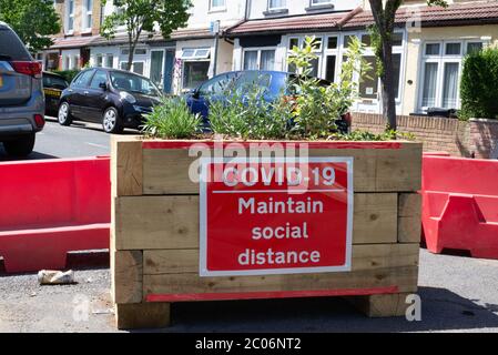 Straßensperren für die Ausübung sozialer Distanz als Teil der Croydon-Sperre während der Coronavirus-Pandemie von 2020 Stockfoto