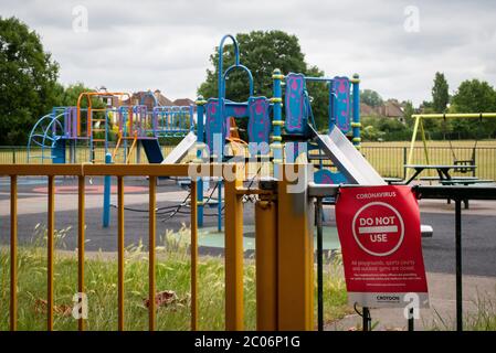 Ein leerer Spielplatz in Croydon, mit einer geschlossenen Bekanntmachung während der Coronavirus-Pandemie von 2020 Stockfoto