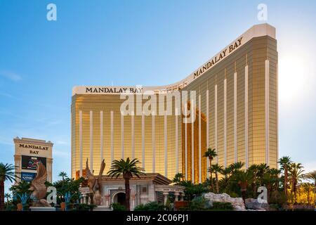 Las Vegas, Nevada / USA - Februar 27 2019: Vorderansicht des Mandalay Bay Resort and Casino auf dem berühmten Las Vegas Strip. Stockfoto