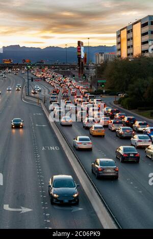 Las Vegas, Nevada / USA - 27. Februar 2019: Nachmittags Verkehr auf der Tropicana Ave. Westlich des Las Vegas Strip. Stockfoto