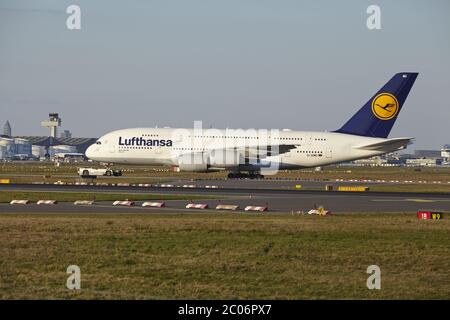 Flughafen Frankfurt - Start eines Airbus A380-800 von Lufthansa Stockfoto