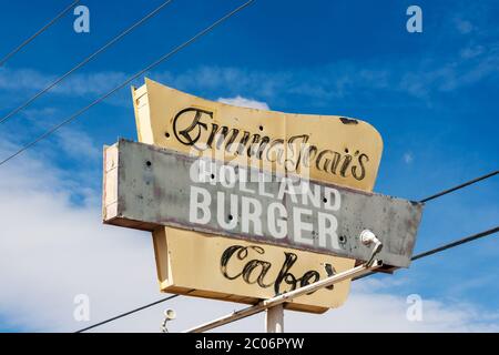 Victorville, CA / USA – 9. März 2017: Weinschild für Emma Jean's Holland Burger Cafe, in Victorville, Kalifornien, an der San Bernardino County Road 66, Stockfoto